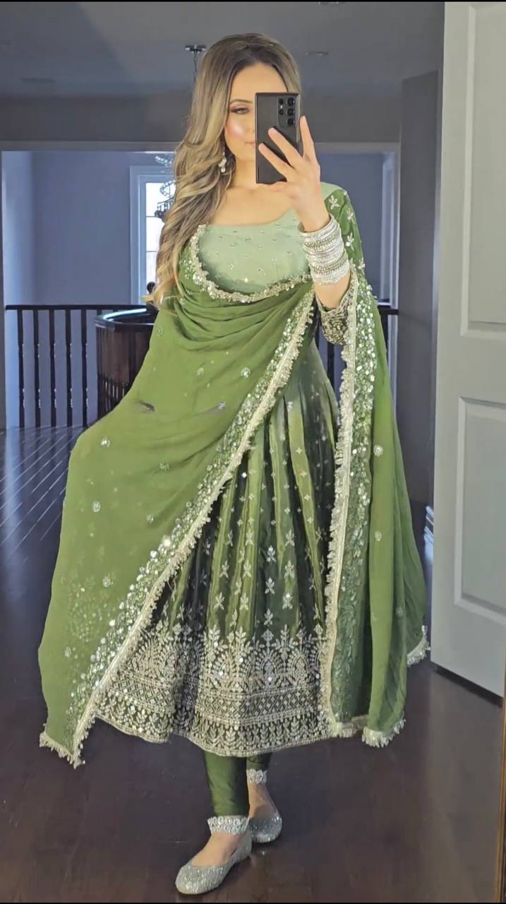Aayat Đěsigner Anarkali Suit In New Fancy Style