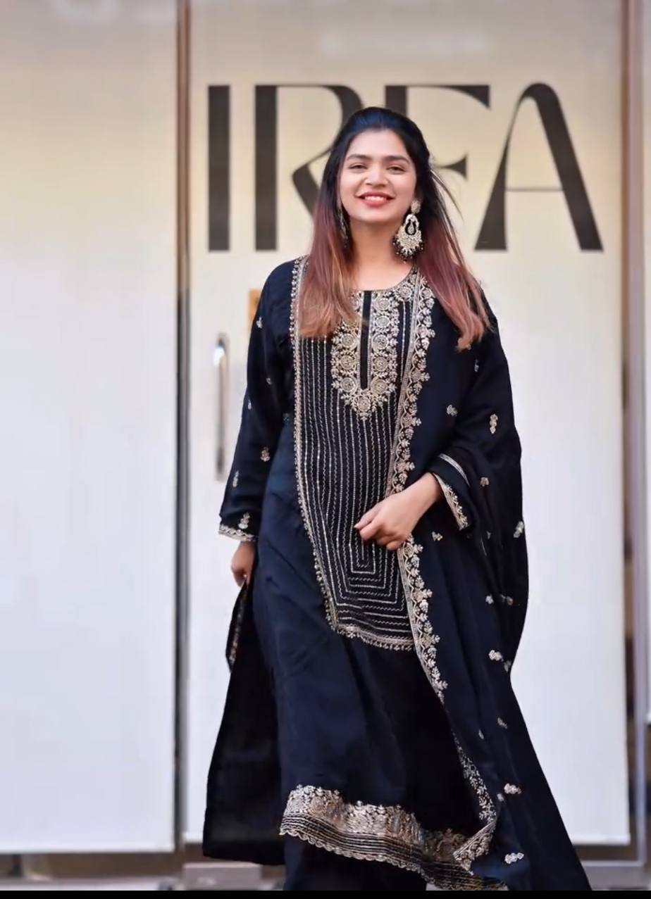 Roohani Rang Embroidered Suit Set for Festive Radiance